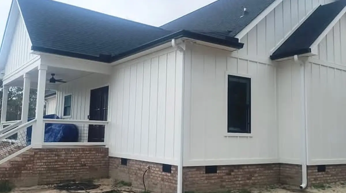 Seamless gutter installation on new construction home in South Carolina County, SC